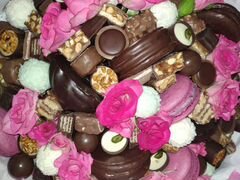 Букет из шоколадных конфет и цветов