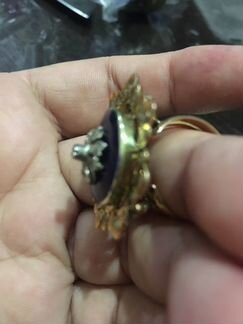 Необычайно изящное кольцо с эмалью инкрустированно