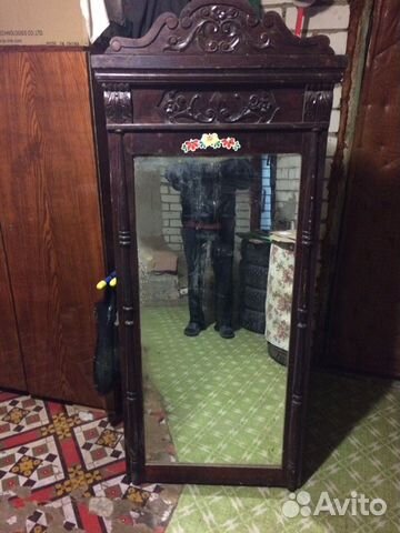 Старое большое зеркало в деревянной рамке — фотография №1