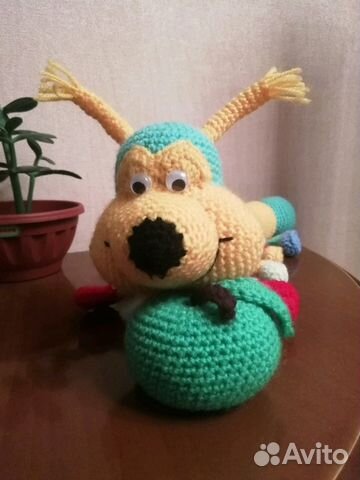 Гусеница с яблоком