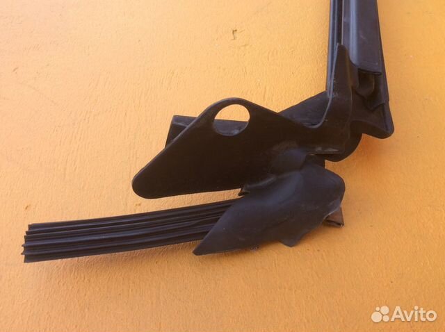 Уплотнитель стекла двери правой Mercedes W207 E