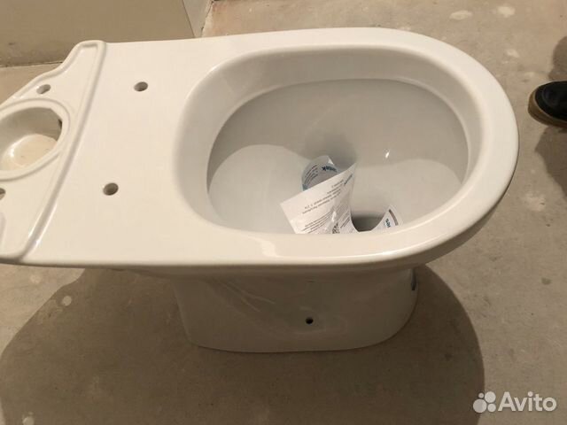 Продам унитаз в комплекте с кронштейнами