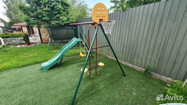 Детская игровая площадка с горкой и качелями