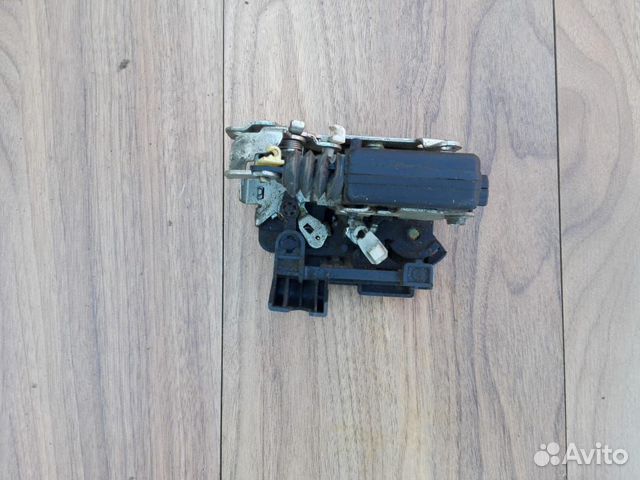 Замок двери передней правой Renault Sandero