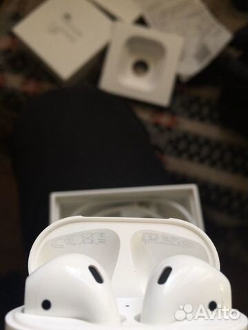 Наушники AirPods (2-го поколения)