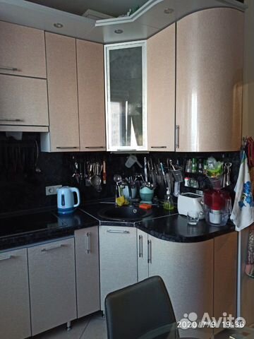 Кухонный гарнитур и стеклянный стол Кухонный гарнитур и стеклянный стол