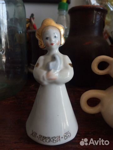 Девушка в кокошнике с голубем и другое из СССР