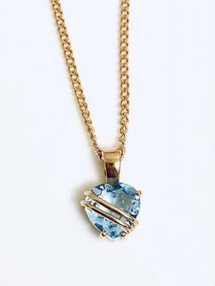 Золотая подвеска с топазом