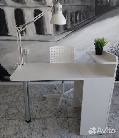 Маникюрный стол с настольной лампой