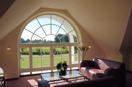 Овальное окно