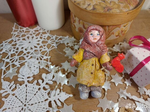 Елочная игрушка Девочка с петушком