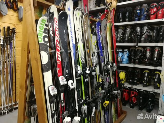 Прокат лыж стоимость. Прокат горных лыж. Прокат горнолыжного снаряжения. Прокат горных лыж и сноубордов. Спортивный инвентарь горный катания.