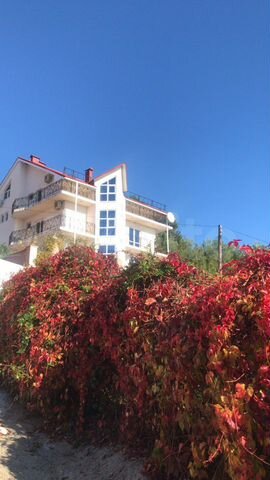 Комната 35 м² в 9-к., 1/4 эт.