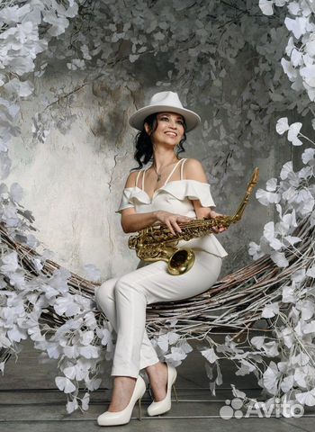 Саксофонист.Саксофонистка на праздник.Живая музыка