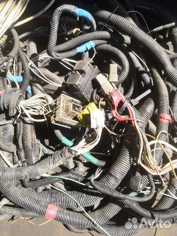 Пучок электропроводов на раме Dong Feng 3251 AXA