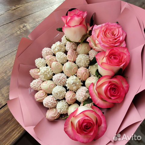 Съедобные букеты из клубники и сладостей