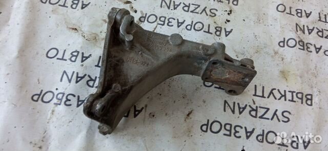 Кронштейн двигателя Volkswagen Passat B3 правый