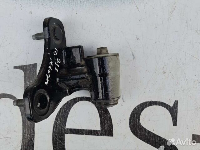 Петля левой двери Mercedes W212