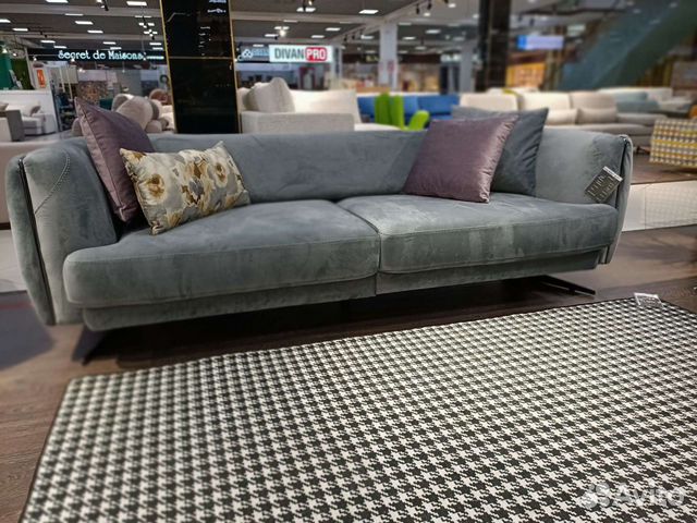 Диван на ножках серый велюр Италия