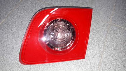 Фонарь в крышку правый mazda 3 BK седан красный