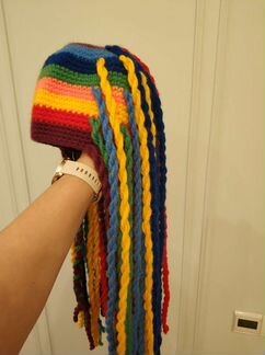 Шапка с волосами вязаная