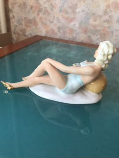 Фарфоровая статуэтка Девушка с книгой Германия