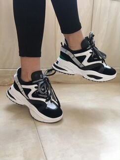 Кроссовки женские