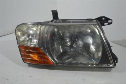 Фара правая Mitsubishi Pajero