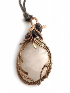 Кулон, розовый кварц и гранаты