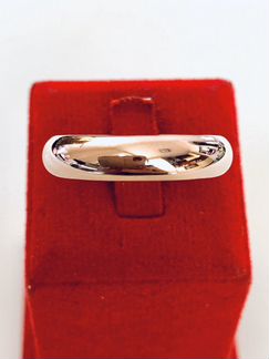 Золотое обручальное кольцо