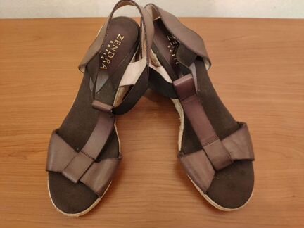 Босоножки кожаные на танкетке