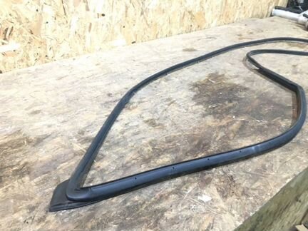 Уплотнитель двери передний правый Toyota Verso