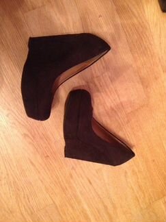 Новые черные туфли на танкетке фирма debenhams