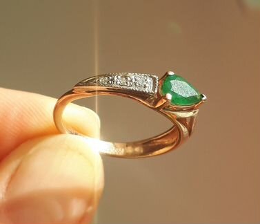 Золотое кольцо с бриллиантами и изумрудом