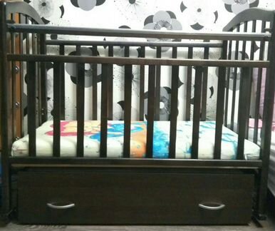 Кроватка детская с поперечным маятником