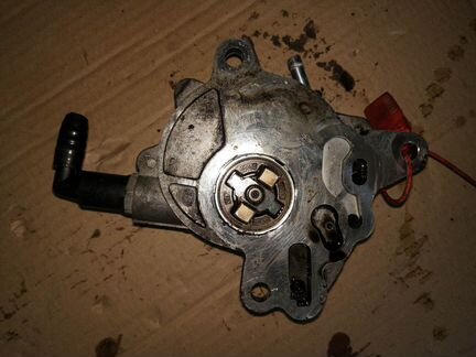 Вакуумный насос на Volkswagen Passat B6 2005г
