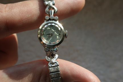 Женские золотые часы с бриллиантами