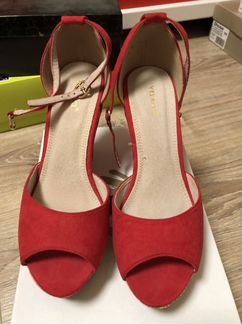 Босоножки на танкетке