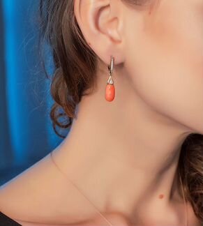 Серьги с кораллом и бриллиантами