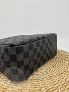 Кожаная косметичка Louis Vuitton - LV