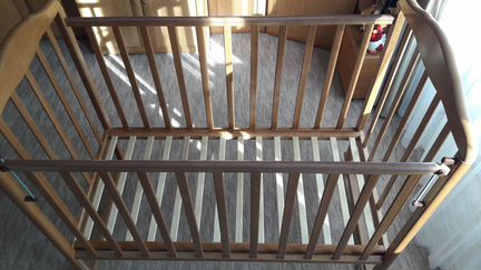 Кроватка детская с матрасом и бортиками