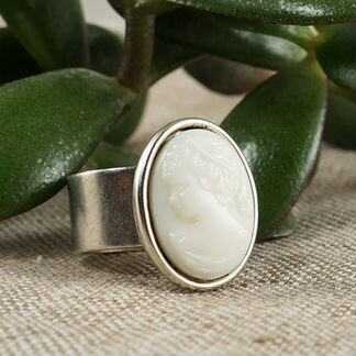 Кольцо Камея кремовая серебристая (стекло 13х18мм)