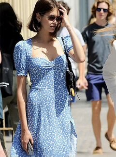 Голубое платье с разрезом