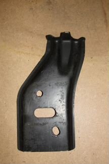 Кронштейн переднего усилителя левый Pontiac Vibe