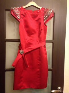 Платье с пайетками и рукавами в стойке