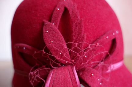 Фетровая шляпка с цветком