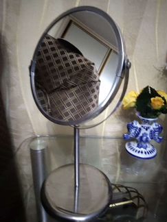 Зеркало в металлической рамке