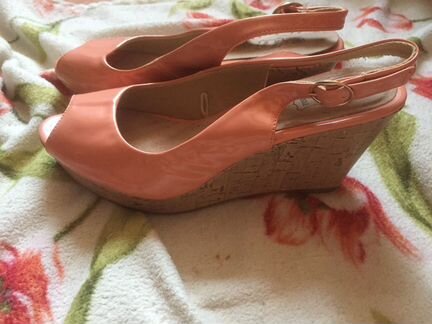 Босоножки лакированные новые 39 размер